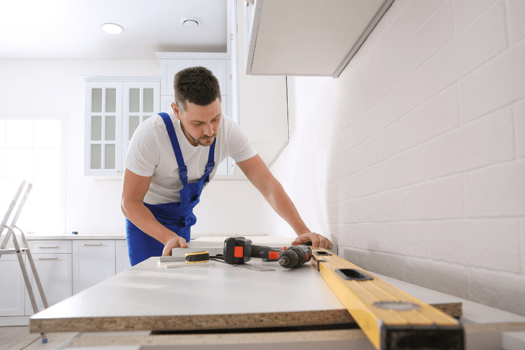 Profesional colocando una encimera de cocina