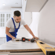Profesional colocando una encimera de cocina