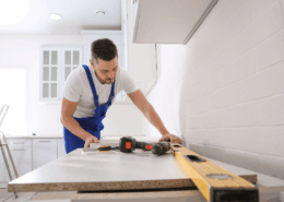 Profesional colocando una encimera de cocina