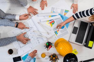 Conjunto de arquitectos planeando una reforma